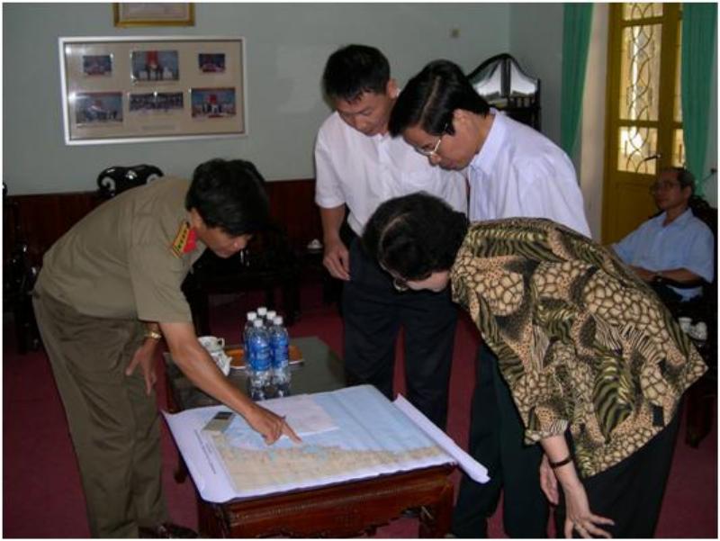 Một bảng rõ ràng liệt kê tên các huyện/thành phố của Nam Định cùng với mã bưu chính tương ứng